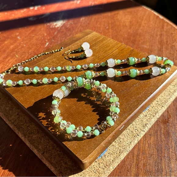 Rose quartz with green beads & golden accents, earrings bracelet, & necklace set - Picture 3 of 3